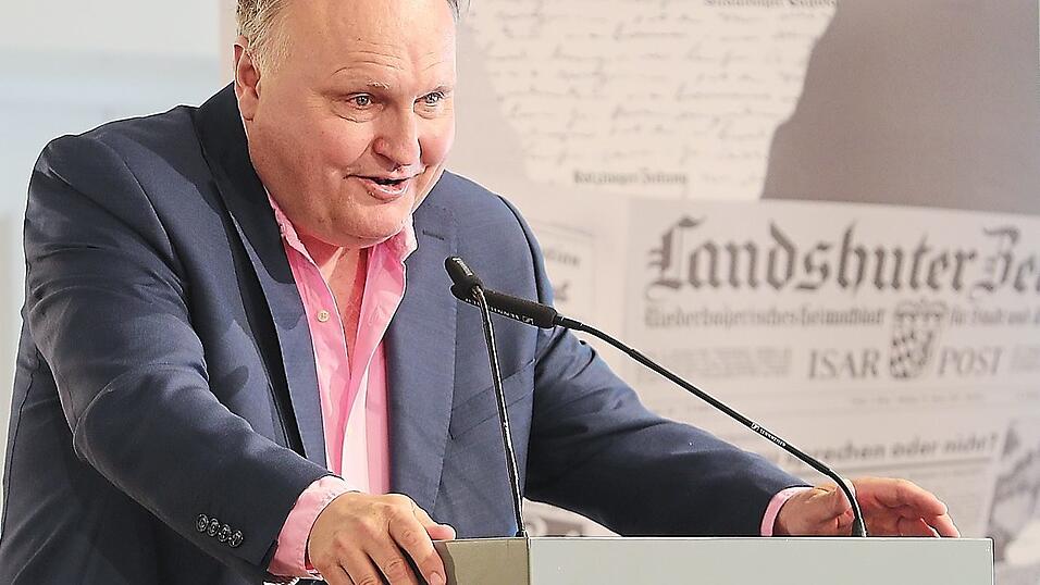 Verleger der 'Landshuter Zeitung', Prof. Dr. Martin Balle, erläuterte in seiner Begrüßung Näheres zur Entstehung der gedruckten Zeitungen - von deren 'Sterben' er nichts spüren könne. Verleger der 'Landshuter Zeitung', Prof. Dr. Martin Balle, erläuterte in seiner Begrüßung Näheres zur Entstehung der gedruckten Zeitungen - von deren 'Sterben' er nichts spüren könne.