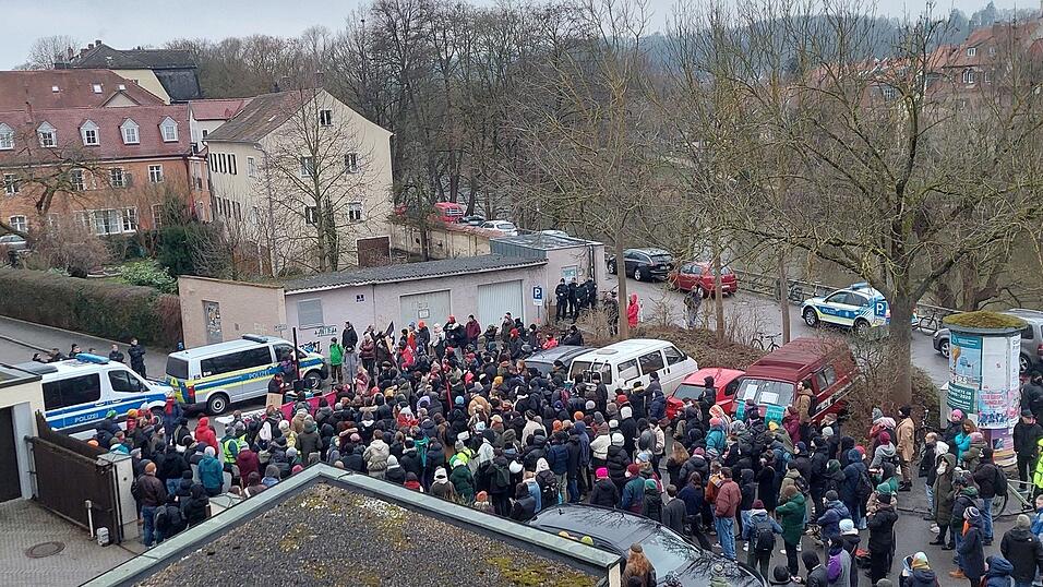 Von der Polizei abgeschirmt vom Haupteingang des Sorat-Insel-Hotels demonstrierten am Nachmittag zahlreiche Menschen. Von der Polizei abgeschirmt vom Haupteingang des Sorat-Insel-Hotels demonstrierten am Nachmittag zahlreiche Menschen.