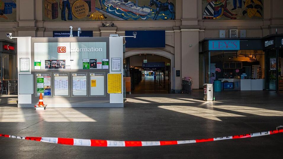 Spezialkräfte untersuchten das Gebäude in Bremen, Sprengmittel wurden nicht gefunden. Spezialkräfte untersuchten das Gebäude in Bremen, Sprengmittel wurden nicht gefunden.