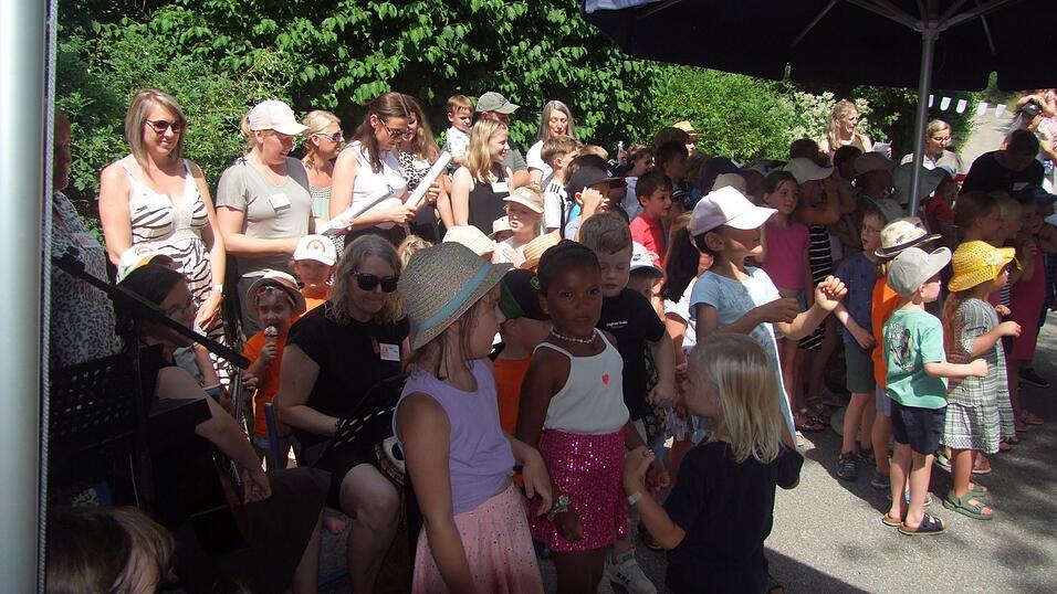 Das ganze Team der Montessori-Schule und des Kinderhauses begr&uuml;&szlig;te die G&auml;ste mit einem Lied.
