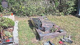 Ein Auto durchbrach die Grenzhecke am Friedhof und riss einen Grabstein um. Ein Auto durchbrach die Grenzhecke am Friedhof und riss einen Grabstein um.