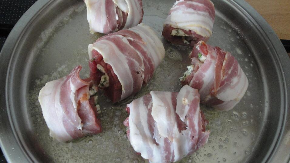 Die Röllchen etwa zehn Minuten von allen Seiten her anbraten.