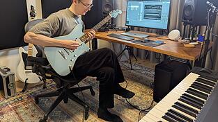 Simon Reitinger spielt in seinem Heim-Studio E-Gitarre. Sein Studio ist in vielen seiner Videos zu sehen.