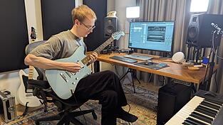 Simon Reitinger spielt in seinem Heim-Studio E-Gitarre. Sein Studio ist in vielen seiner Videos zu sehen.