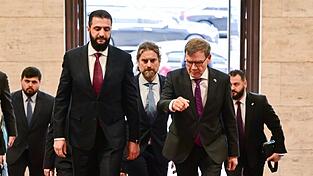 «Die Syrer verdienen eine Chance und wir möchten helfen, dass diese Chance gut genutzt wird», sagte Außenminister Johann Wadephul (rechts) beim deutsch-syrischen Wirtschaftsforum mit dem syrischen Übergangspräsidenten Ahmed al-Scharaa. «Die Syrer verdienen eine Chance und wir möchten helfen, dass diese Chance gut genutzt wird», sagte Außenminister Johann Wadephul (rechts) beim deutsch-syrischen Wirtschaftsforum mit dem syrischen Übergangspräsidenten Ahmed al-Scharaa.