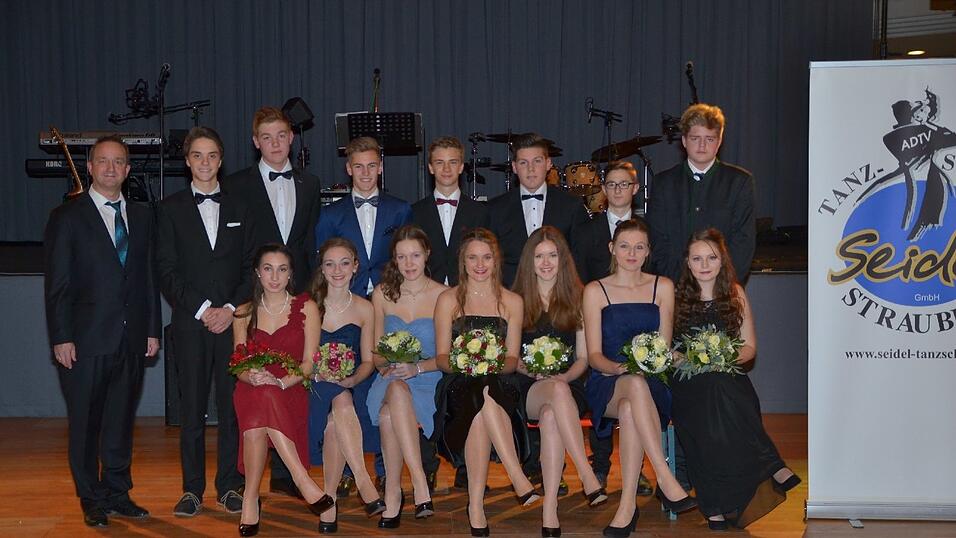 Die Bilder vom Abschlussball der Tanzschule Seidel in der Fraunhofer-Halle am 28. November. Die Bilder vom Abschlussball der Tanzschule Seidel in der Fraunhofer-Halle am 28. November.