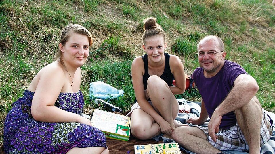 Jenny, Steffi und Dieter Egidi genießen die gemeinsame Zeit beim Warten.
