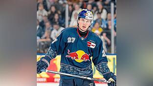 Der Sprung in die NHL kann warten: Veit Oswald tr&auml;gt auch in der kommenden DEL-Saison das Trikot des EHC Red Bull M&uuml;nchen.