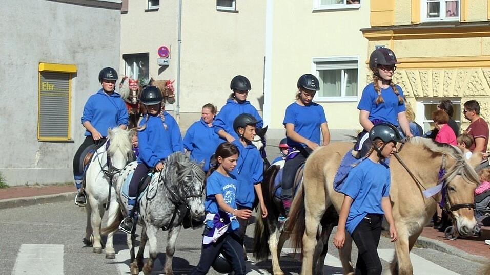 Viele Besucher verfolgten am Sonntag den Umzug auf dem Vilsbiburger Stadtplatz. Viele Besucher verfolgten am Sonntag den Umzug auf dem Vilsbiburger Stadtplatz.