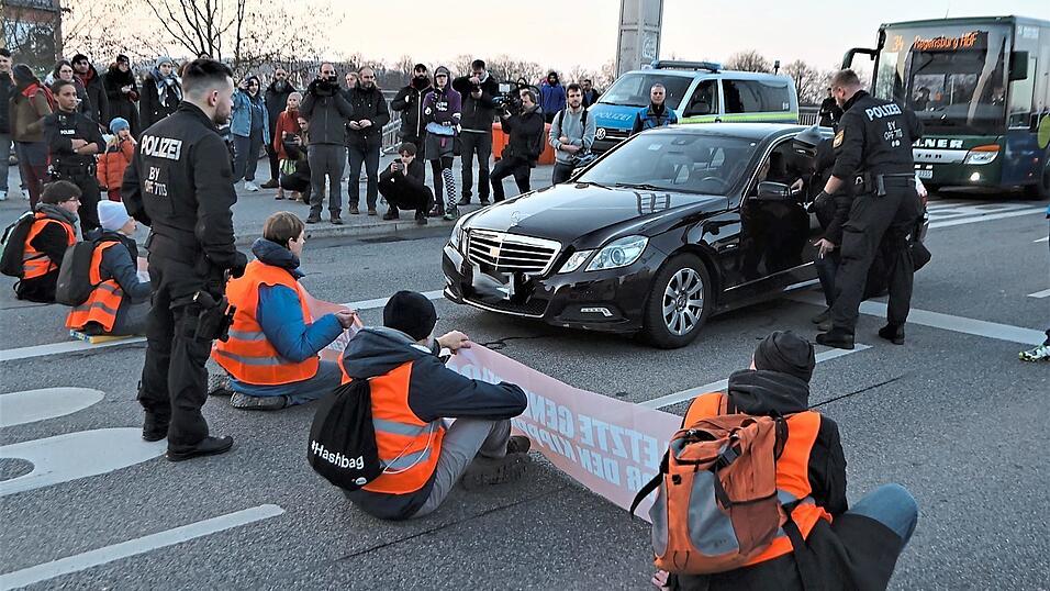 Am 3. M&auml;rz blockierten f&uuml;nf Aktivisten die Nibelungenbr&uuml;cke. Nun kam es zu einem ersten Verfahren vor dem Amtsgericht.