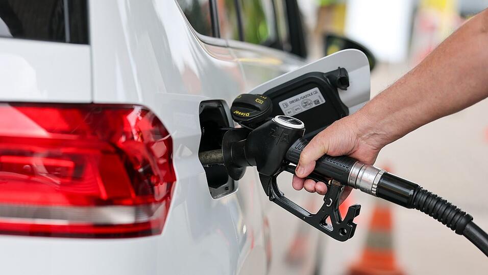 Autofahrer sollen vom Tankrabatt profitieren. (Symbolbild)