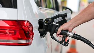 Autofahrer sollen vom Tankrabatt profitieren. (Symbolbild) Autofahrer sollen vom Tankrabatt profitieren. (Symbolbild)