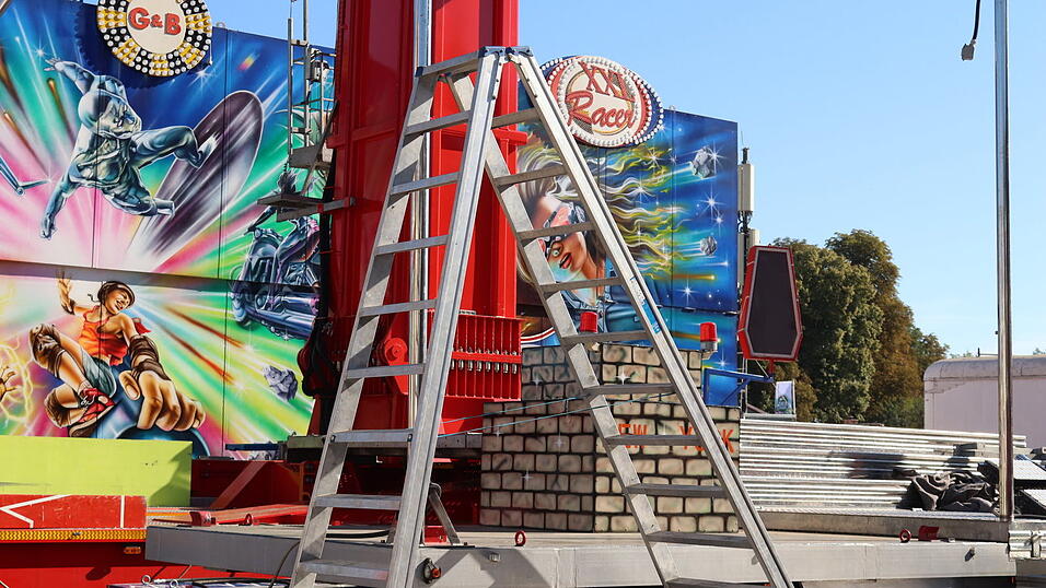 Acht Tage vor Beginn des Gäubodenvolksfestes laufen die Aufbauarbeiten am Festplatz Am Hagen auf Hochtouren. Acht Tage vor Beginn des Gäubodenvolksfestes laufen die Aufbauarbeiten am Festplatz Am Hagen auf Hochtouren.