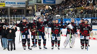 Grund zur Freude hatten die Tigers und ihre Fans nach dem Heimspiel gegen Augsburg. Das 9:1 war der höchste Sieg in Straubings DEL-Historie.