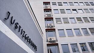 Das Amtsgericht Aschaffenburg sprach den Mann der fahrlässigen Tötung schuldig und verhängte neun Monate Freiheitsstrafe auf Bewährung. (Symbolbild) Das Amtsgericht Aschaffenburg sprach den Mann der fahrlässigen Tötung schuldig und verhängte neun Monate Freiheitsstrafe auf Bewährung. (Symbolbild)