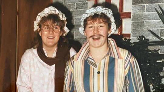 Zwei beste Freundinnen: Bettina Brem und Heike Aichner stehen seit 40 Jahren auf der Narrhalla-Bühne. (Archiv) Zwei beste Freundinnen: Bettina Brem und Heike Aichner stehen seit 40 Jahren auf der Narrhalla-Bühne. (Archiv)