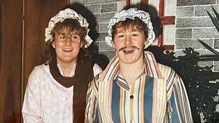 Zwei beste Freundinnen: Bettina Brem und Heike Aichner stehen seit 40 Jahren auf der Narrhalla-Bühne. (Archiv) Zwei beste Freundinnen: Bettina Brem und Heike Aichner stehen seit 40 Jahren auf der Narrhalla-Bühne. (Archiv)