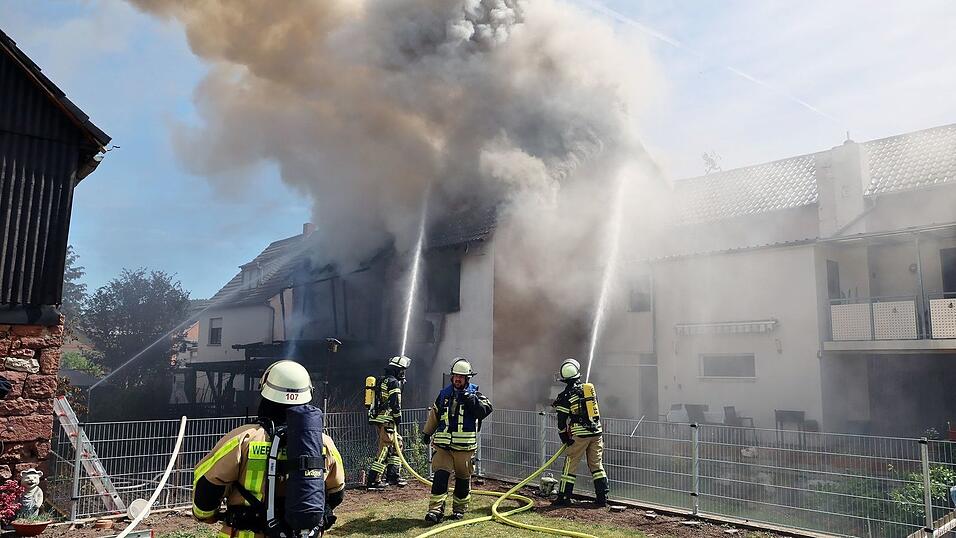In Unterfranken ist ein Asylbewerberheim ausgebrannt, die Bewohner konnten sich retten.
