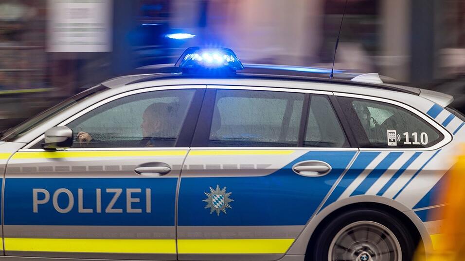 Die Polizei sperrt die Fahrbahn in Fahrtrichtung Osten. (Symbolbild) Die Polizei sperrt die Fahrbahn in Fahrtrichtung Osten. (Symbolbild)