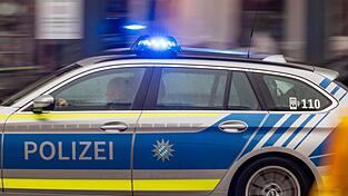 Die Polizei sperrt die Fahrbahn in Fahrtrichtung Osten. (Symbolbild)