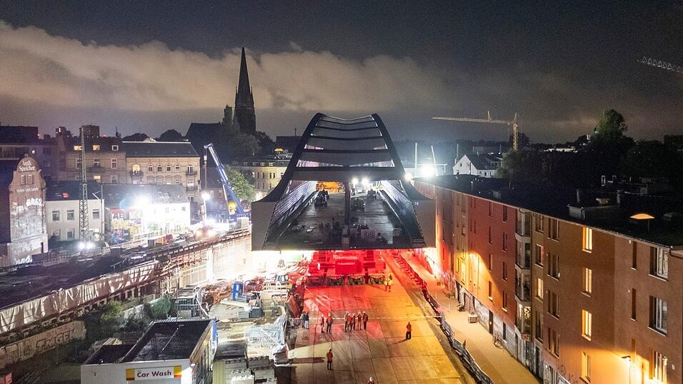 Eine Brücke schwebt durch die Stadt. Der Rohbau der neuen Sternbrücke auf dem Weg ins Ziel. Eine Brücke schwebt durch die Stadt. Der Rohbau der neuen Sternbrücke auf dem Weg ins Ziel.