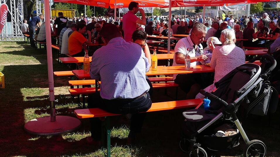 Hunderte freiwillige Helfer haben angepackt und zusammen mit den beiden Initiatoren Werner Biersack und Rudi Dietl das XXL-Schnitzel vorbereitet und gebraten. Das Spektakel vor einem Jahr lockte Tausende Besucher nach Mengkofen.