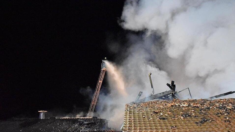 Bei einem Brand auf einem Bauernhof im Landkreis Deggendorf kamen mehrere Rinder ums Leben.