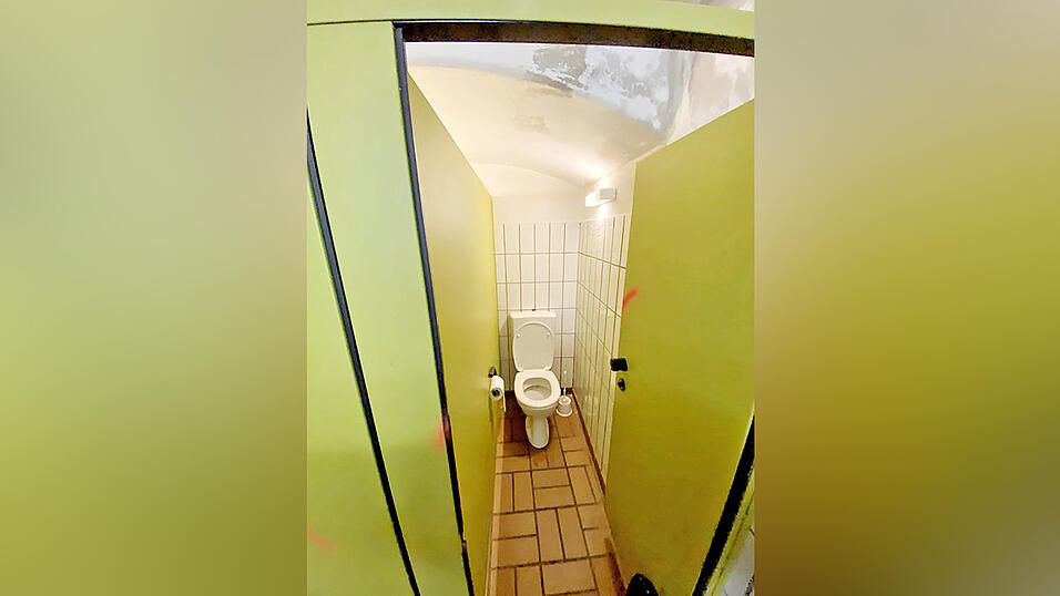 Diese Vorher-Nachher-Fotos zeigen deutlich, dass die Sanierung der alten Toiletten im Stadtturmdurchgang &uuml;berf&auml;llig war. Der zur Verf&uuml;gung stehende Platz ist nicht mehr geworden, weshalb die Toiletten nicht barrierefrei sind.