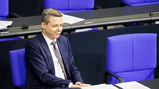 Thomas Silberhorn wirft der Bundesregierung 'erbärmliche Ausflüchte' vor, wenn es um Waffenlieferungen an die Ukraine geht. Thomas Silberhorn wirft der Bundesregierung 'erbärmliche Ausflüchte' vor, wenn es um Waffenlieferungen an die Ukraine geht.