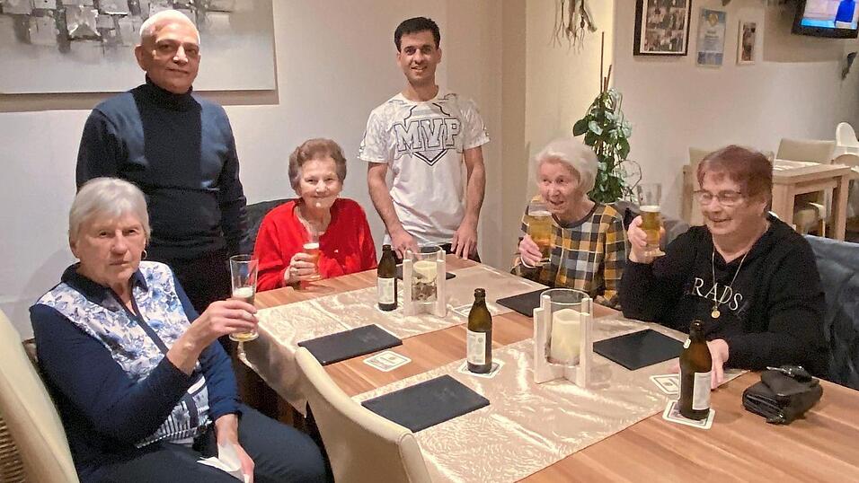 Azhar Butt und sein junger Nachfolger Amir Mohammed Khalil. Nicht nur die Damenrunde ist froh, dass es in der Pizzeria Roma in Neufahrn weitergeht. Azhar Butt und sein junger Nachfolger Amir Mohammed Khalil. Nicht nur die Damenrunde ist froh, dass es in der Pizzeria Roma in Neufahrn weitergeht.