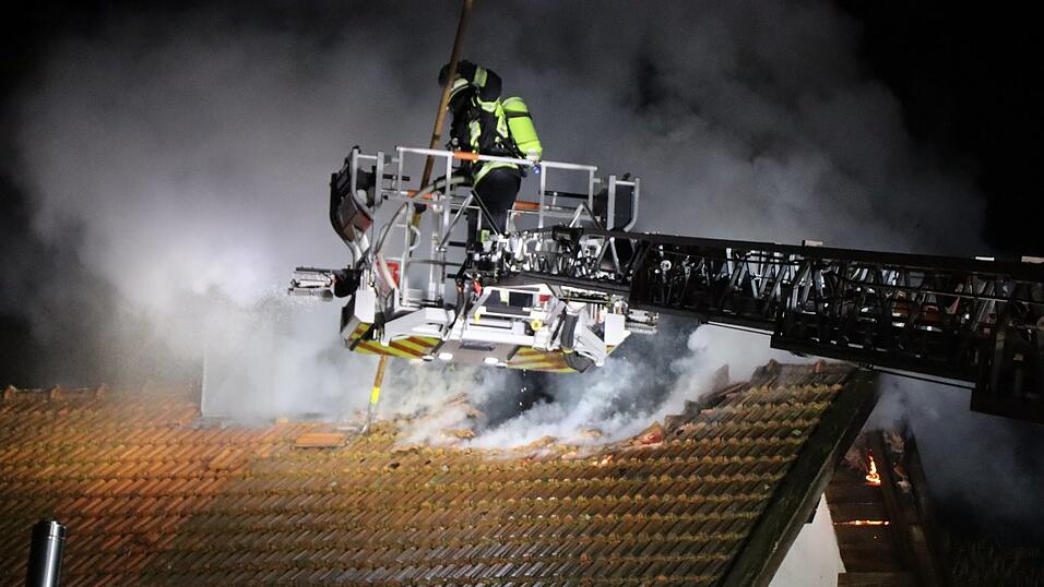 Flammen und schwarzer Rauch schlagen dem Feuerwehrmann entgegen. Flammen und schwarzer Rauch schlagen dem Feuerwehrmann entgegen.