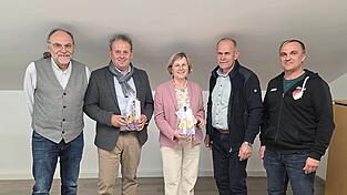 Rolf-Peter Holzleitner mit Peter Rauscher, Anna Nagl, Otto Fisch und Werkleiter Rainer Obermeier. Rolf-Peter Holzleitner mit Peter Rauscher, Anna Nagl, Otto Fisch und Werkleiter Rainer Obermeier.