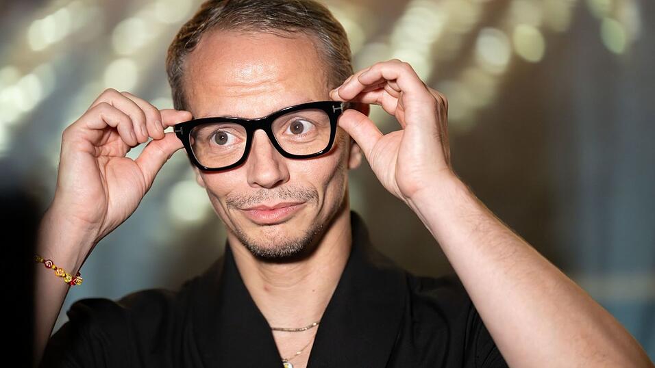Vor seinem Auftritt sah sich der DJ auf der Bühne des Festspielhauses um. Vor seinem Auftritt sah sich der DJ auf der Bühne des Festspielhauses um.