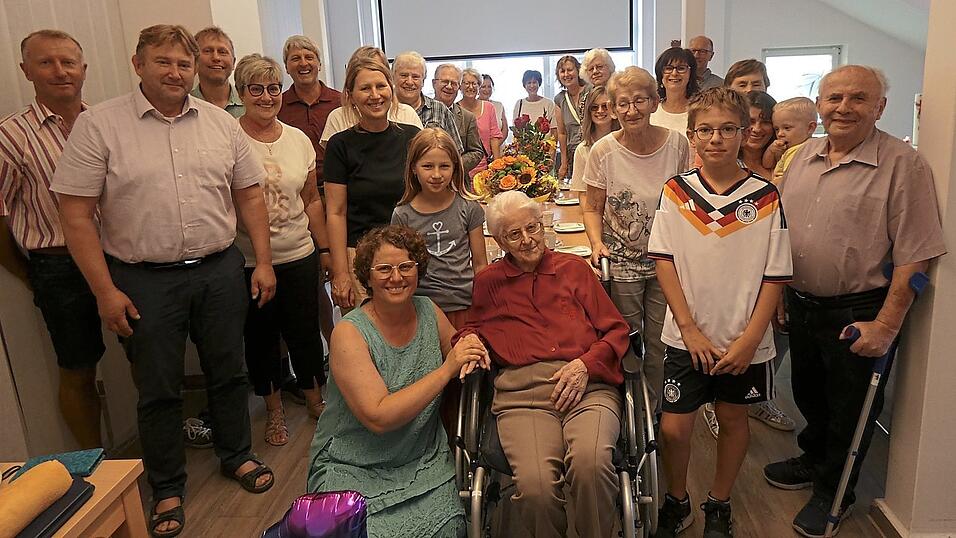 Viele Gratulanten fanden sich zu Anna B&uuml;cherls 100. Geburtstag ein.