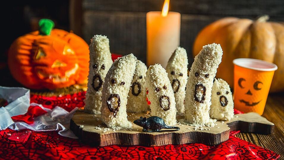 Ahh! Die Bananen-Geistermonster sind zurück! Sie haben sich unter ihrem Schokoladengesichtern ins Kokoskleid geschmissen.