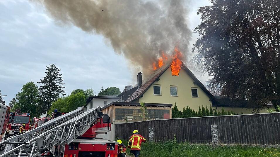 Flammen schlagen aus dem Dachgeschoss des Hauses. Die Feuerwehr war Stunden mit den L&ouml;scharbeiten besch&auml;ftigt.