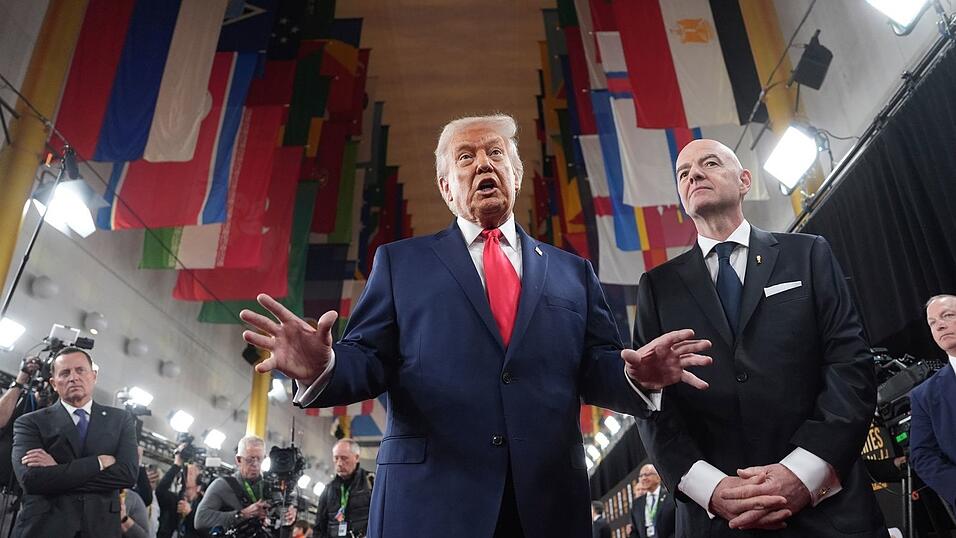 Donald Trump (l) und Gianni Infantino präsentieren sich auf dem roten Teppich.