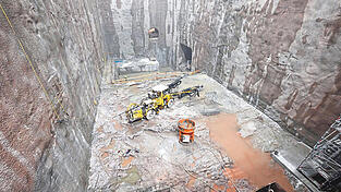 Bereits gebaut wird derzeit am Pumpspeicherkraftwerk Forbach in Baden-W&uuml;rttemberg. Die neue Anlage soll nach den Planungen des Energiekonzerns EnBW im Herbst 2027 in Betrieb gehen. Ein Kernelement dabei ist ein Tunnelsystem im Berg, ein sogenannter Kavernenwasserspeicher.