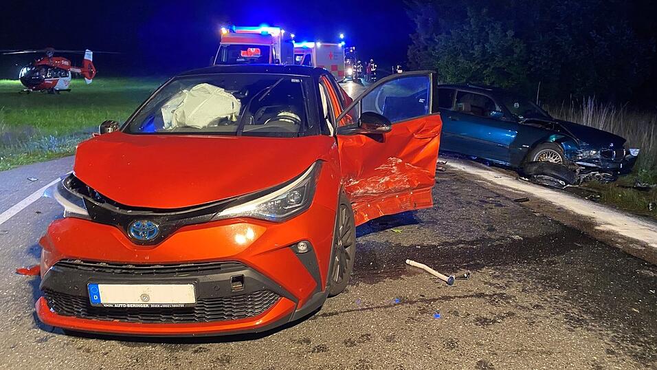 Insbesondere die Fahrzeugfronten der beiden weiteren in den Unfall verwickelten Fahrzeuge wurden stark demoliert. Insbesondere die Fahrzeugfronten der beiden weiteren in den Unfall verwickelten Fahrzeuge wurden stark demoliert.