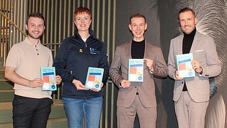Max Plößl, Susanne Müller, Alfons Weiß und Martin Kiener (von links) präsentieren den „Atlas des Aufschwungs“.