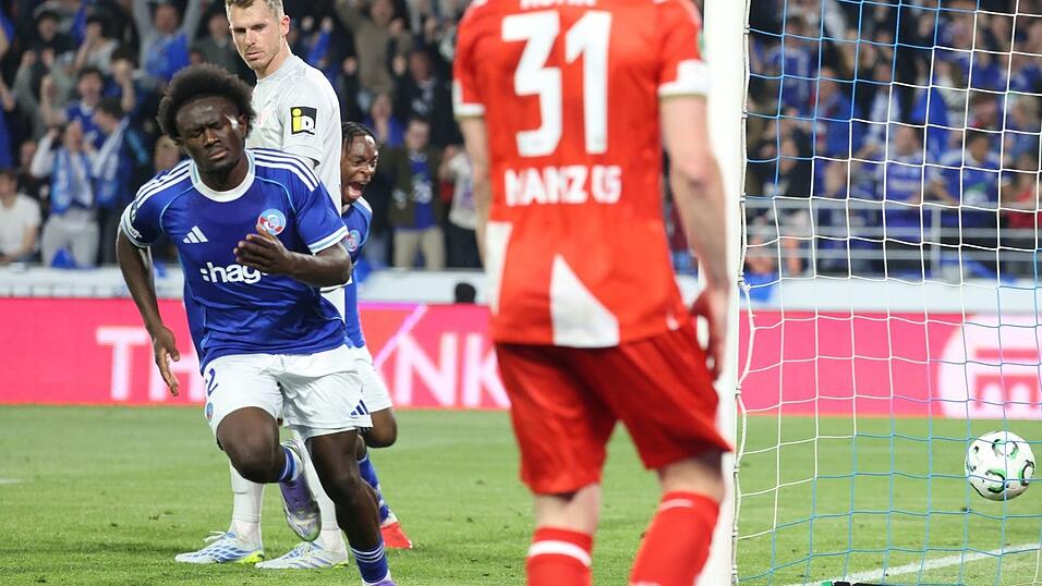 Abdoul Ouattara dreht nach dem 2:0 f&uuml;r Stra&szlig;burg ab.