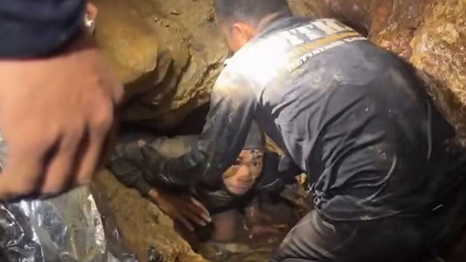 Um aus dem Berg zu kommen, musste der Gerettete viele enge Tunnel und überflutete Gänge passieren. Um aus dem Berg zu kommen, musste der Gerettete viele enge Tunnel und überflutete Gänge passieren.