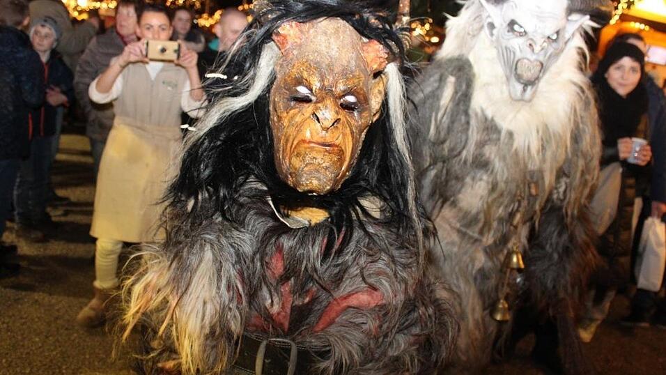 Die Perchtengruppe 'Frisinger Fratz'n' trat am Mittwochabend auf dem Landshuter Christkindlmarkt auf. Die Perchtengruppe 'Frisinger Fratz'n' trat am Mittwochabend auf dem Landshuter Christkindlmarkt auf.