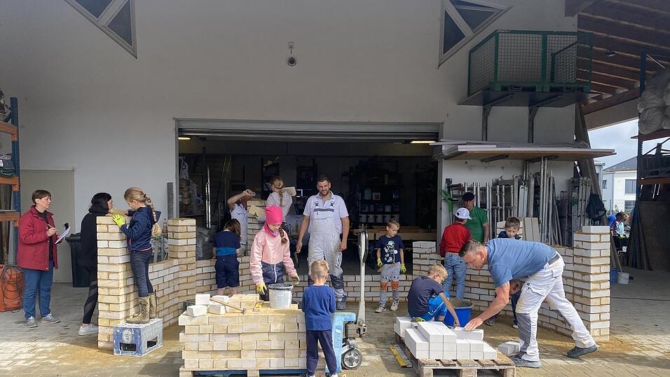 Blitzschnell mauerten die jungen Bauarbeiter im Alter von sechs bis zehn Jahren im Hinterhof der Firma Spranger. Am Ende des Tages durften die Kinder ihr Mauerwerk wieder gemeinsam abbauen - was ihnen mindestens genauso viel Spaß machte. Blitzschnell mauerten die jungen Bauarbeiter im Alter von sechs bis zehn Jahren im Hinterhof der Firma Spranger. Am Ende des Tages durften die Kinder ihr Mauerwerk wieder gemeinsam abbauen - was ihnen mindestens genauso viel Spaß machte.