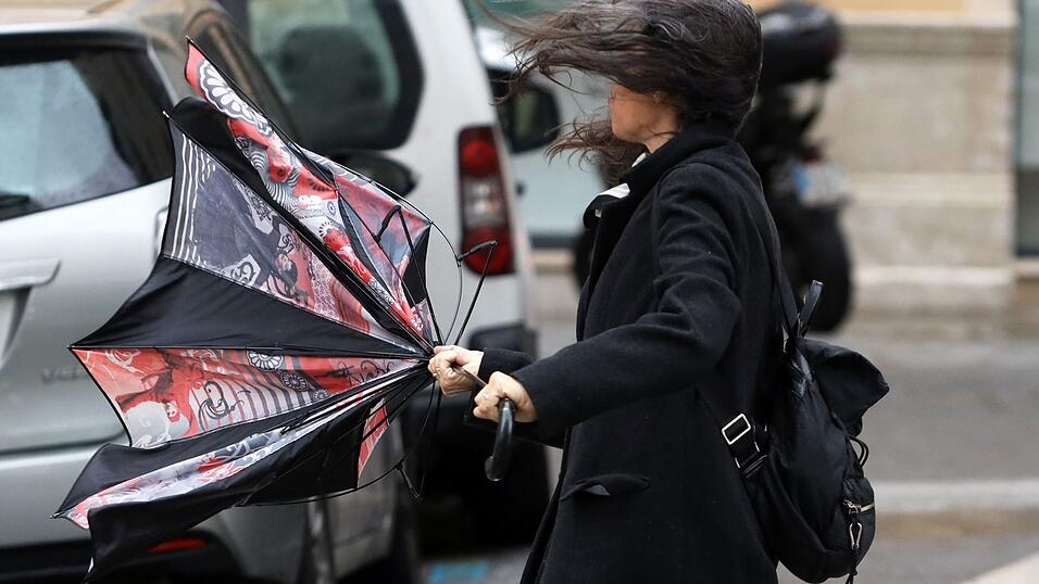Auch in Spanien wurde weiterer Sturm mit starken Niederschlägen erwartet. Ein Regenschirm wie hier in Málaga hilft da kaum. (Archiv-Bild) Auch in Spanien wurde weiterer Sturm mit starken Niederschlägen erwartet. Ein Regenschirm wie hier in Málaga hilft da kaum. (Archiv-Bild)
