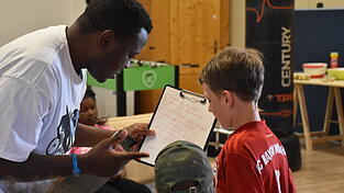 Beim Workshop im Jugendzentrum lernten die Kinder alles, was es f&uuml;r den eigenen Rap-Song braucht. Vor allem aber wollte ihnen Matondo die Bedeutung des Hip-Hops vermitteln.