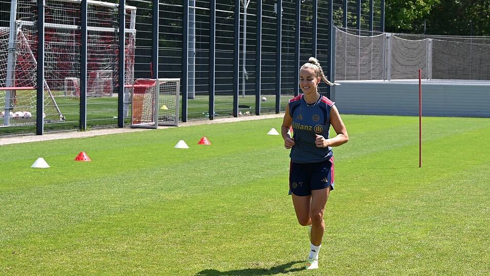 Trainiert nach ihrer Schulter-OP bei den Bayern noch individuell: DFB-Kapitänin Giulia Gwinn. Trainiert nach ihrer Schulter-OP bei den Bayern noch individuell: DFB-Kapitänin Giulia Gwinn.