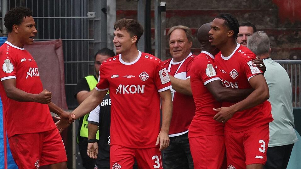 David Abrangao (r) ließ die Kickers auf die Sensation hoffen. David Abrangao (r) ließ die Kickers auf die Sensation hoffen.