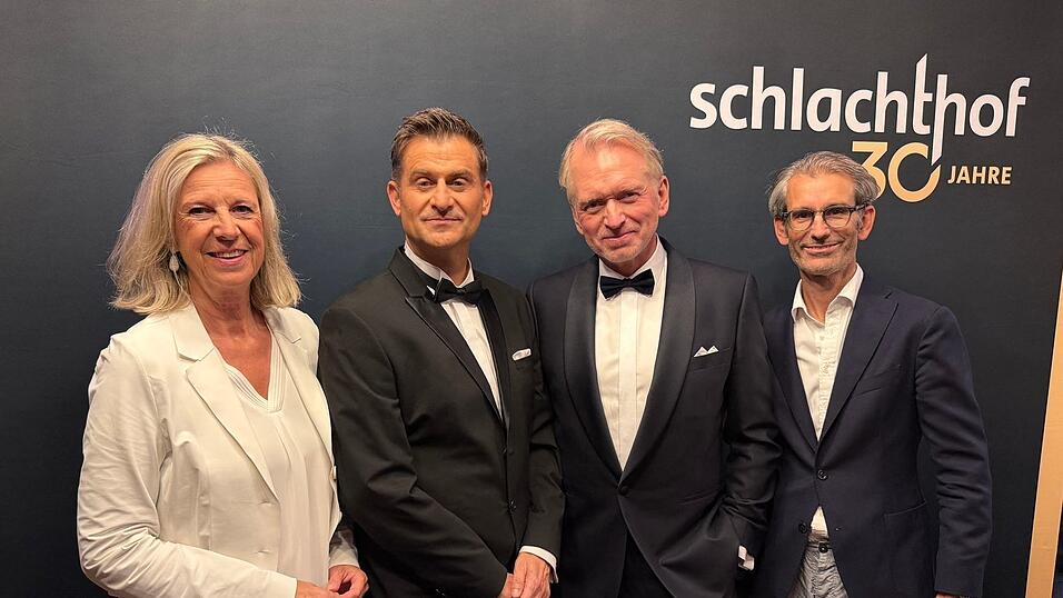 Die «Schlachthof»-Moderatoren Michael Altinger (2. von links) und Christian Springer (3. v.l.) feiern gemeinsam mit BR-Intendantin Katja Wildermuth (links) und Björn Wilhelm (rechts), BR-Programmdirektor Kultur, den 30. Geburtstag der Sendung. Die «Schlachthof»-Moderatoren Michael Altinger (2. von links) und Christian Springer (3. v.l.) feiern gemeinsam mit BR-Intendantin Katja Wildermuth (links) und Björn Wilhelm (rechts), BR-Programmdirektor Kultur, den 30. Geburtstag der Sendung.