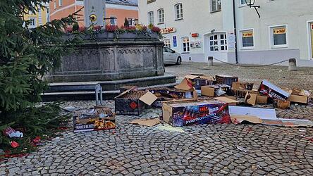 So sah es heuer an Neujahr vor dem Sebastiani-Brunnen aus. Mittlerweile sind die Verpackungen beseitigt und stehen zum Teil noch am Zaun des Asia-Restaurants. Der Betreiber hat angek&uuml;ndigt, sie zu entsorgen. (Archiv)